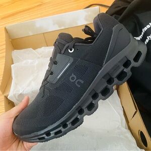 On • Cloud Stratus • Black • W7.5